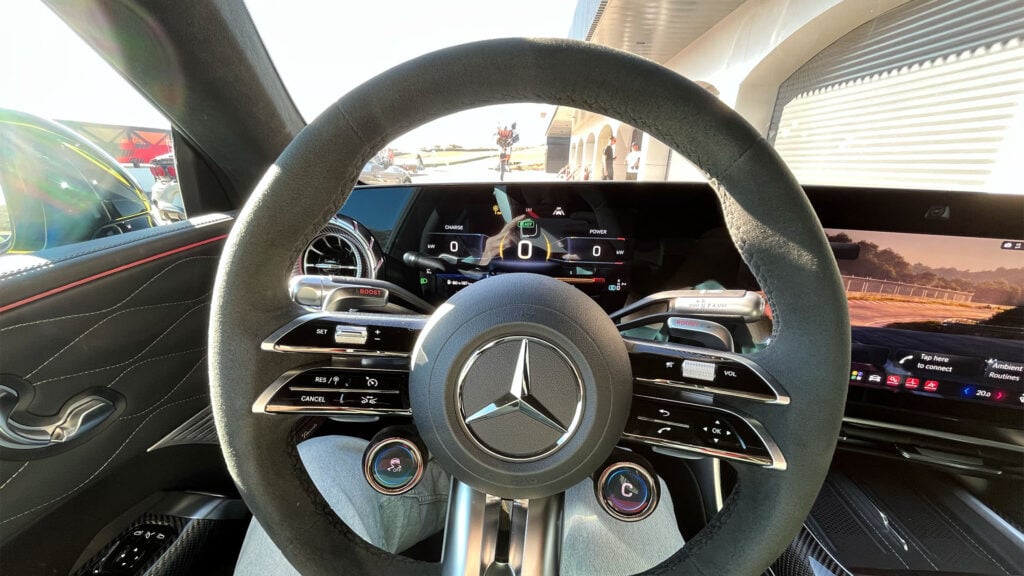 Närbild ratt i en gul Mercedes-AMG GT 4-Door på Ascari-banan.