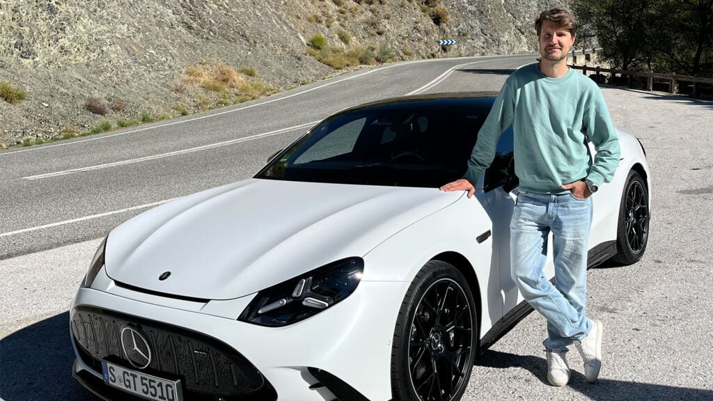John Sempill bredvid en vit Mercedes-AMG GT 4-Door.