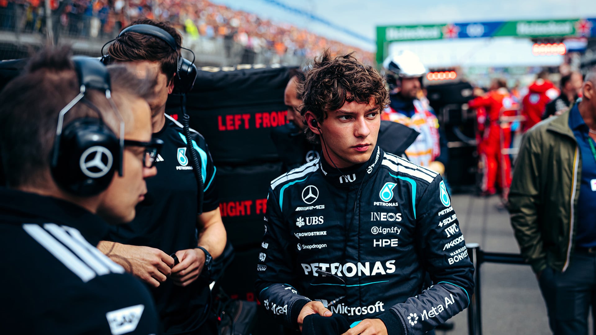Kimi Antonelli står på startgridden tillsammans med sina mekaniker inför starten av Nederländernas Grand Prix.