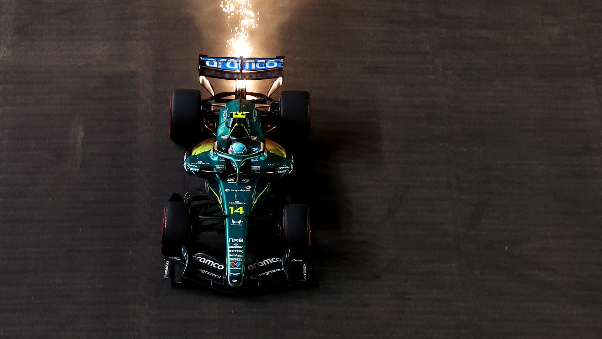 Fernando Alonso i sin Aston Martin F1-bil i Singapore 2026.