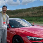 John Sempill står framför en röd Audi RS e-tron GT.