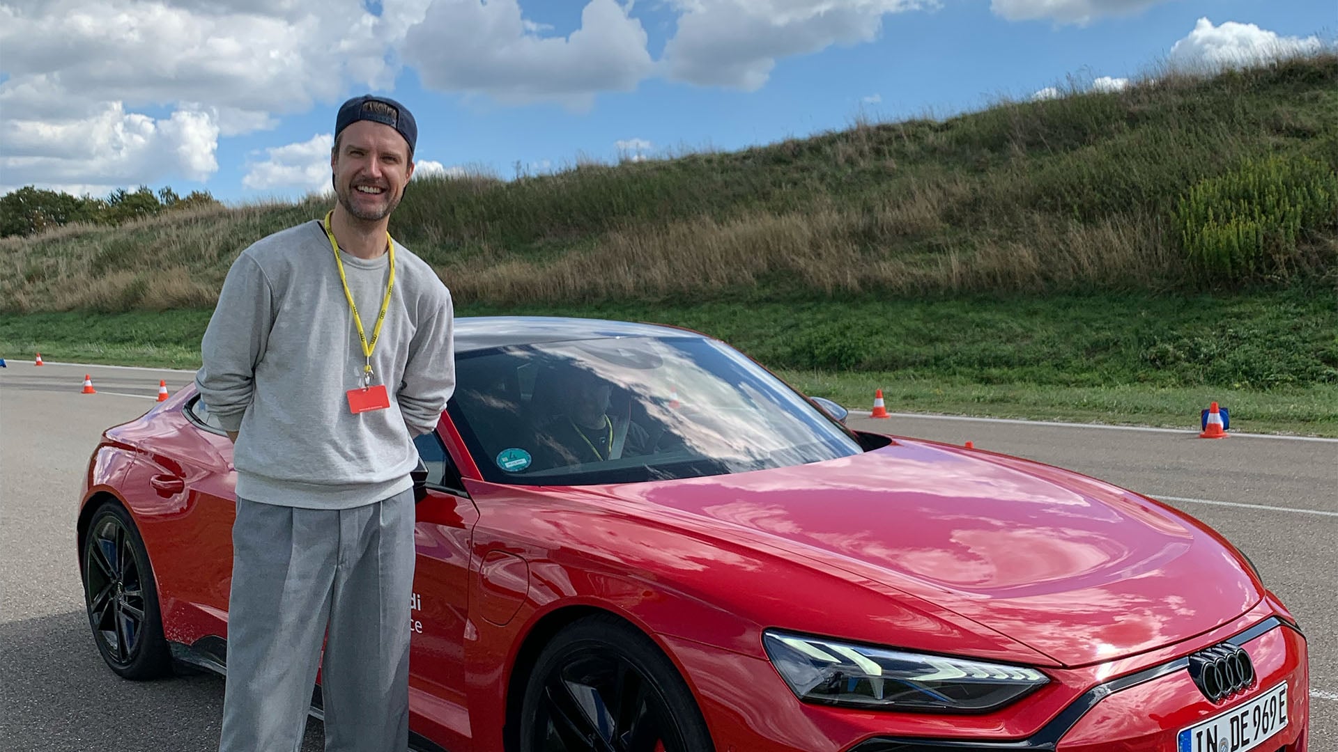 John Sempill står framför en röd Audi RS e-tron GT.