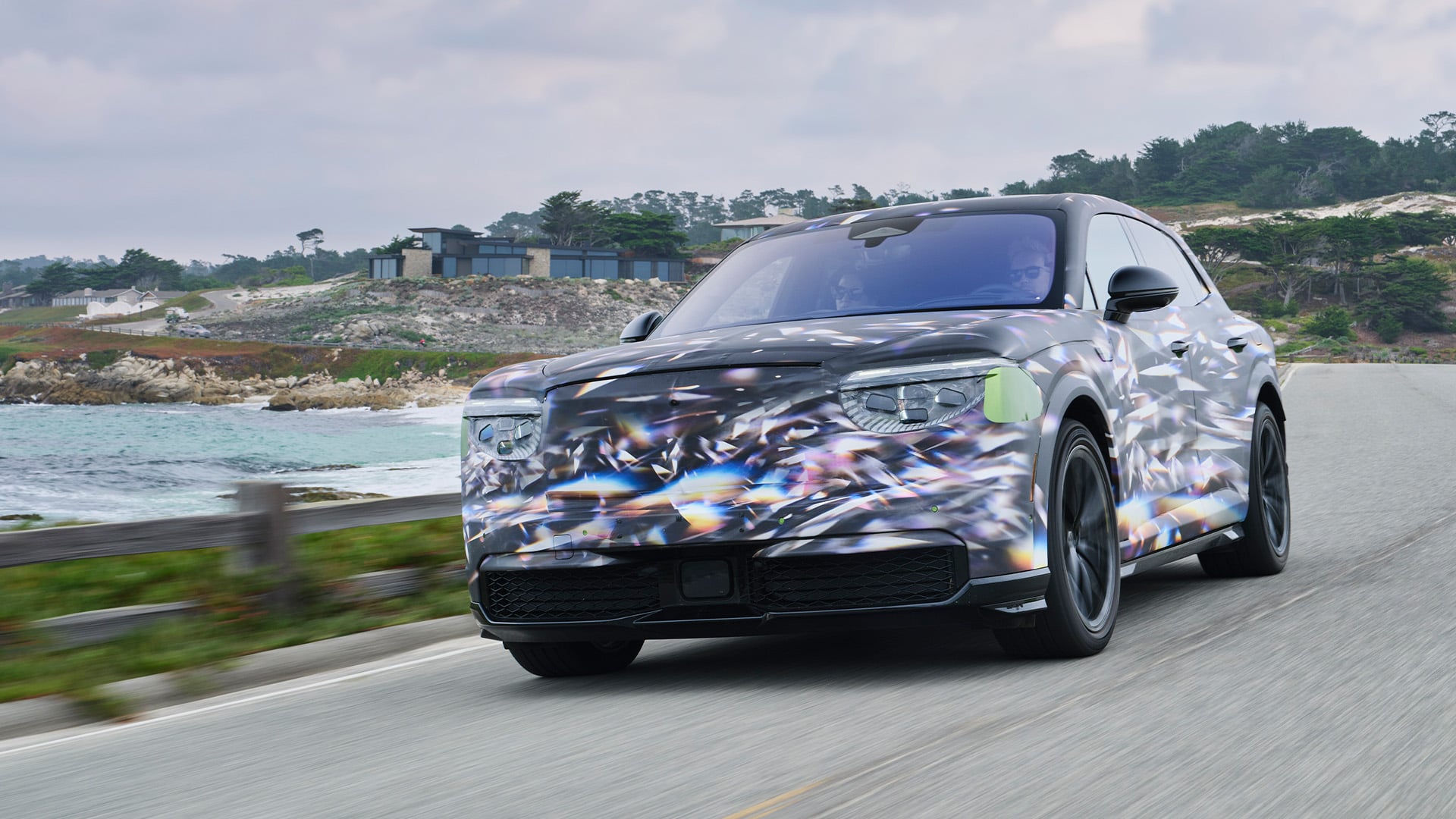 Kamouflerad Bentley Torcal framifrån på kustväg.