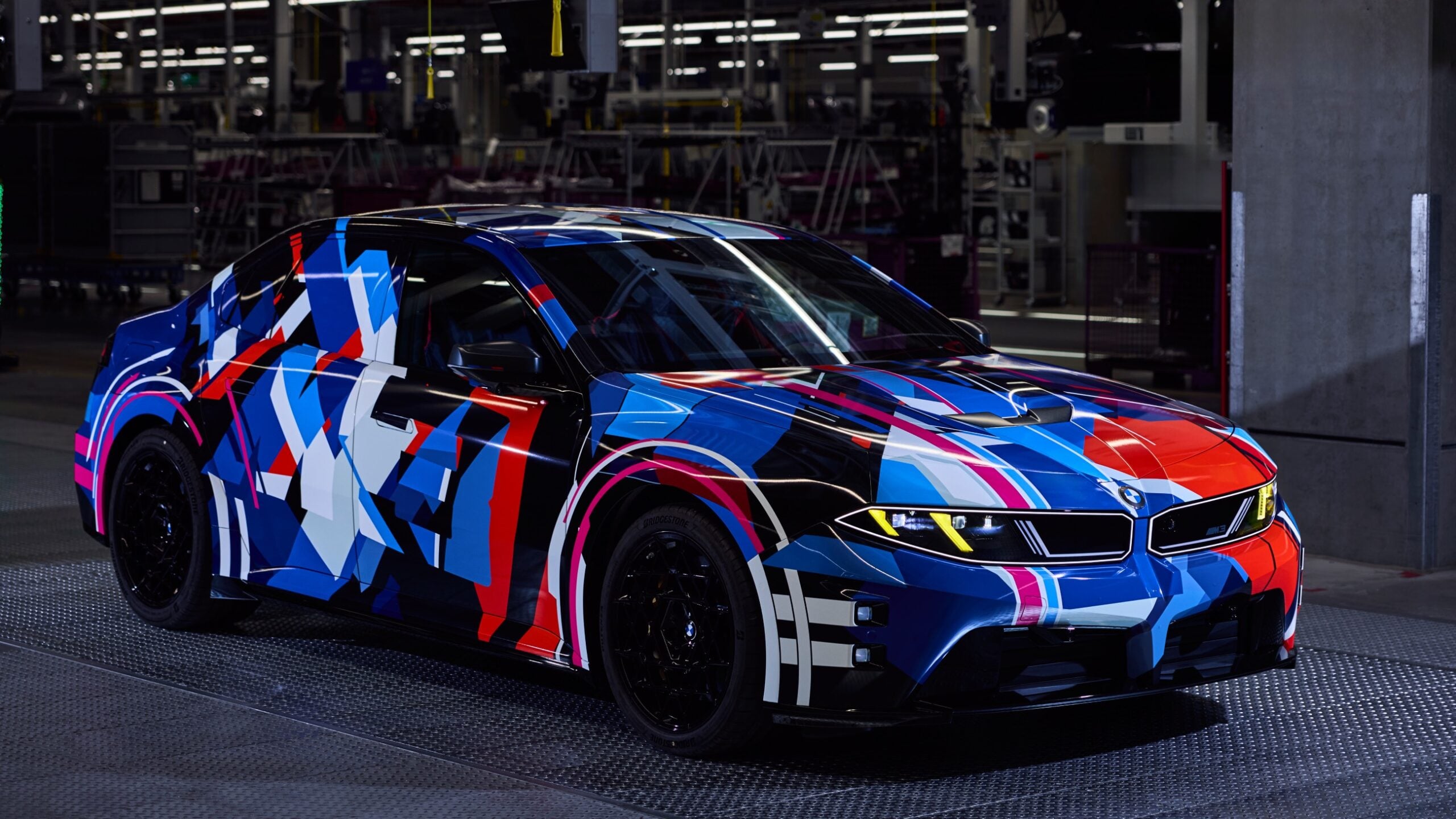 BMW M3 EV kamouflerad teaser