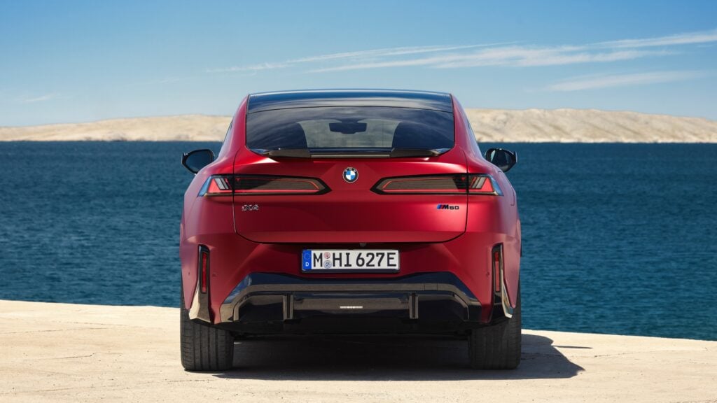 BMW iX4 bakifrån