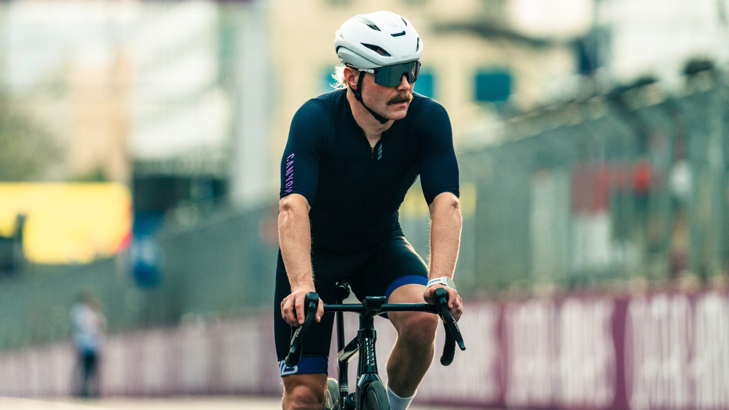 Valtteri Bottas på cykel