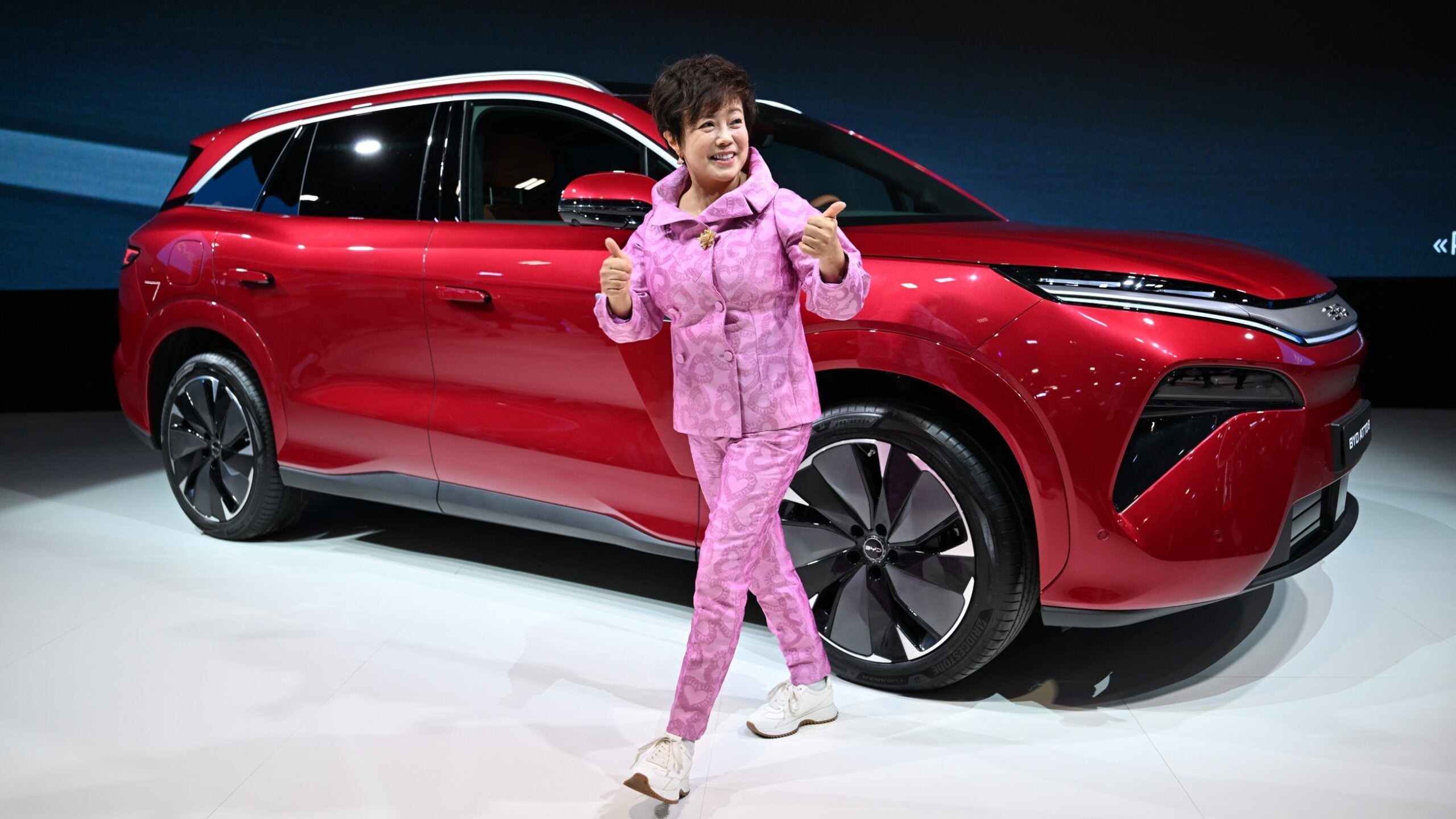 BYD:s vice vd Stella Li visar upp nya BYD Atto 8 på bilsalongen i Paris.