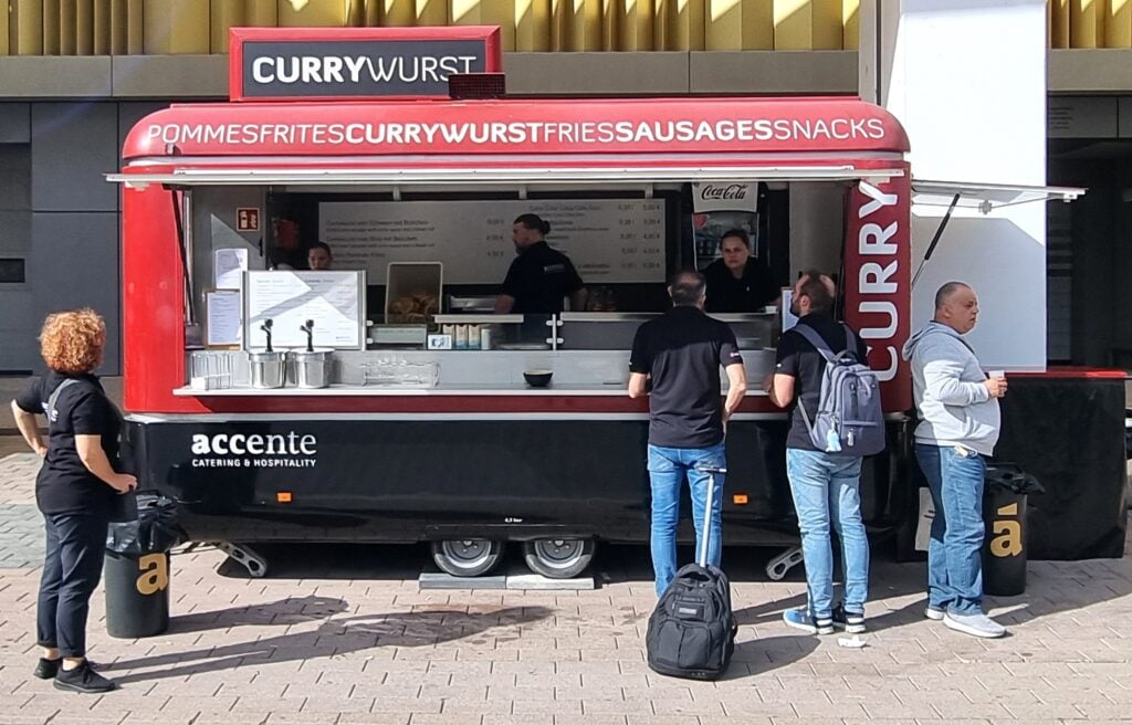 I Tyskland äter man currywurst från en pick-up-truck