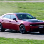 Röd Dodge Charger Daytona kör på bana.