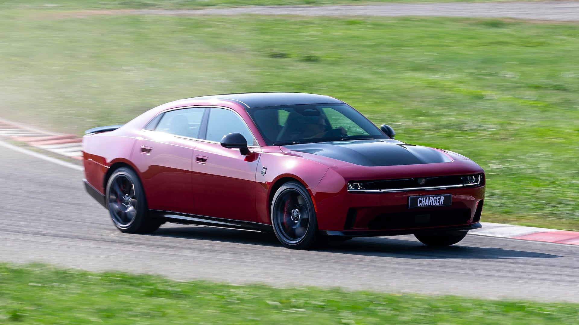 Röd Dodge Charger Daytona kör på bana.