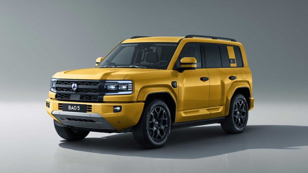 Gul Denza Bao 5 elsuv fotad mot grå bakgrund.