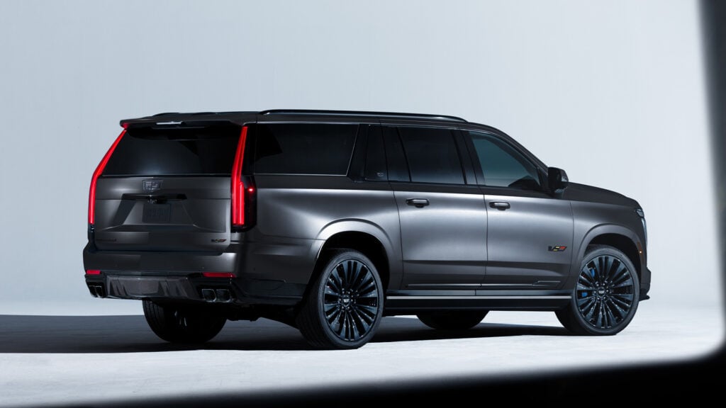 Grå Cadillac 2027 Escalade-V 125th Anniversary Collector Series snett bakifrån.