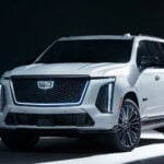 Vit Cadillac 2027 Escalade-V 125th Anniversary Collector Series snett framifrån.