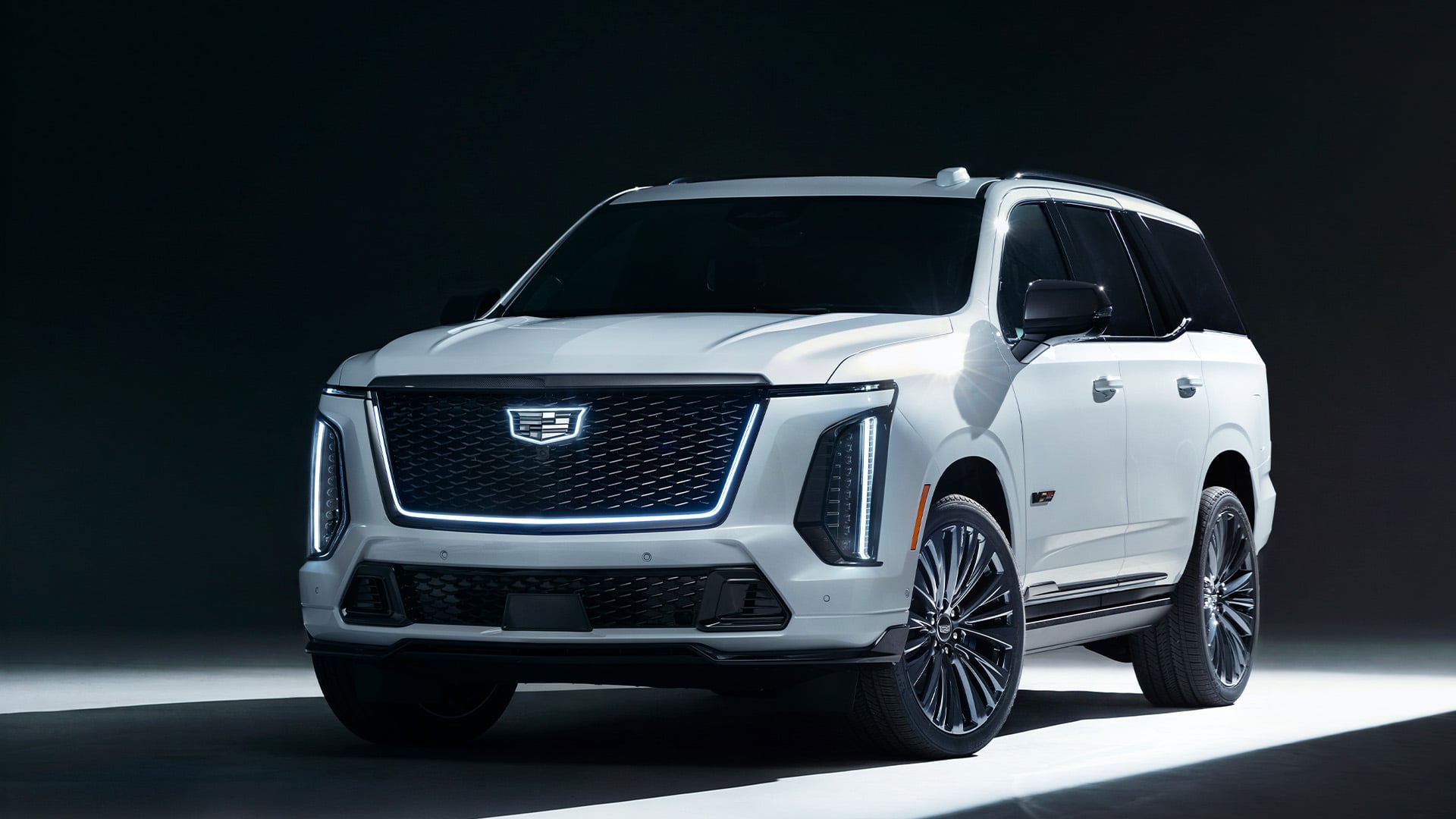 Vit Cadillac 2027 Escalade-V 125th Anniversary Collector Series snett framifrån.