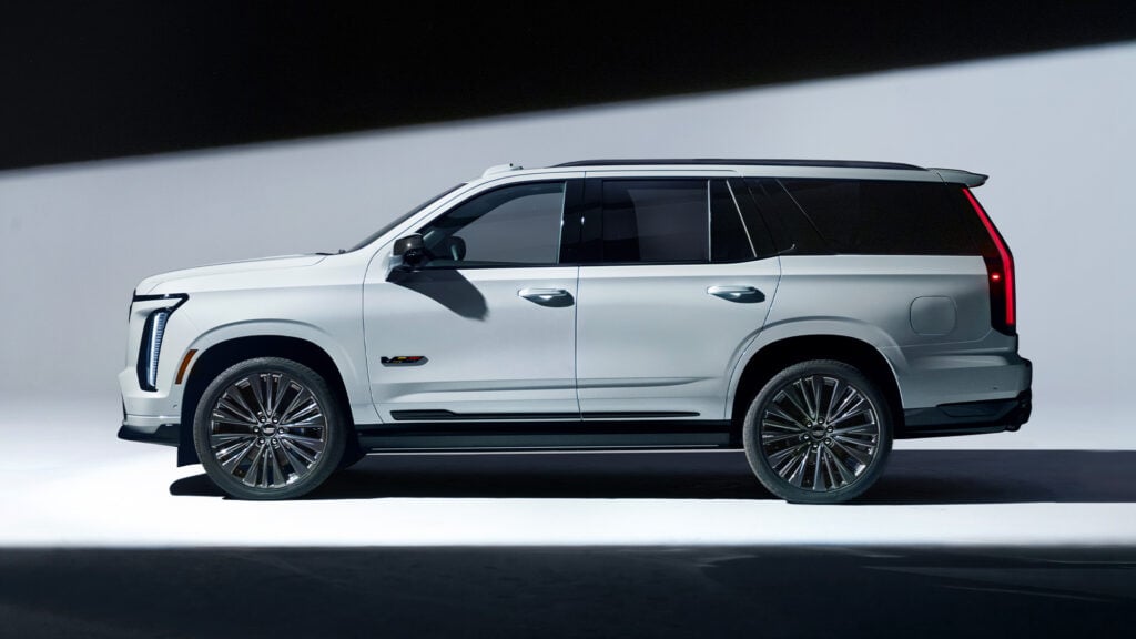 Vit Cadillac 2027 Escalade-V 125th Anniversary Collector Series i profil.