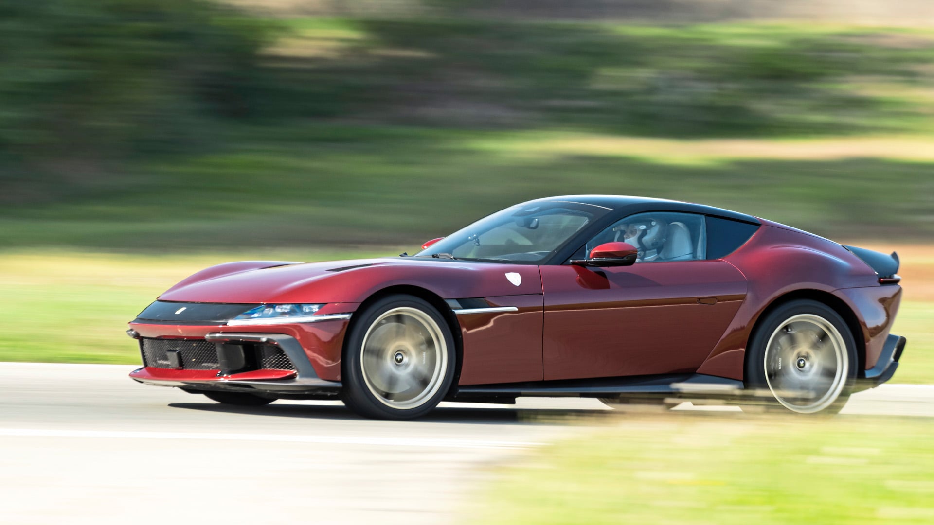 Ferrari 12Cilindri Manuale från sidan på en motorbana.