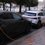 Elbilar laddar längs en gata i Stockholm