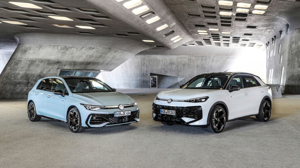VW Golf Hybrid och VW T-Roc Hybrid bredvid varandra i betongmiljö.