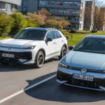 VW T-Roc Hybrid och VW Golf Hybrid bredvid varandra på väg.
