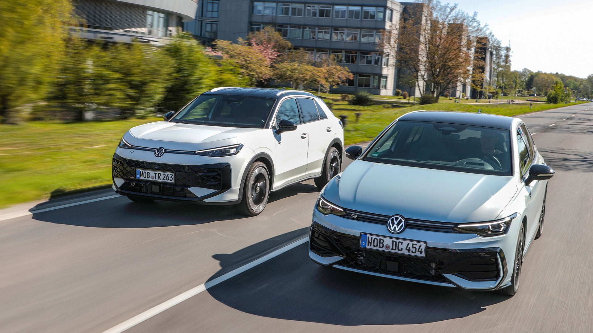 VW T-Roc Hybrid och VW Golf Hybrid bredvid varandra på väg.