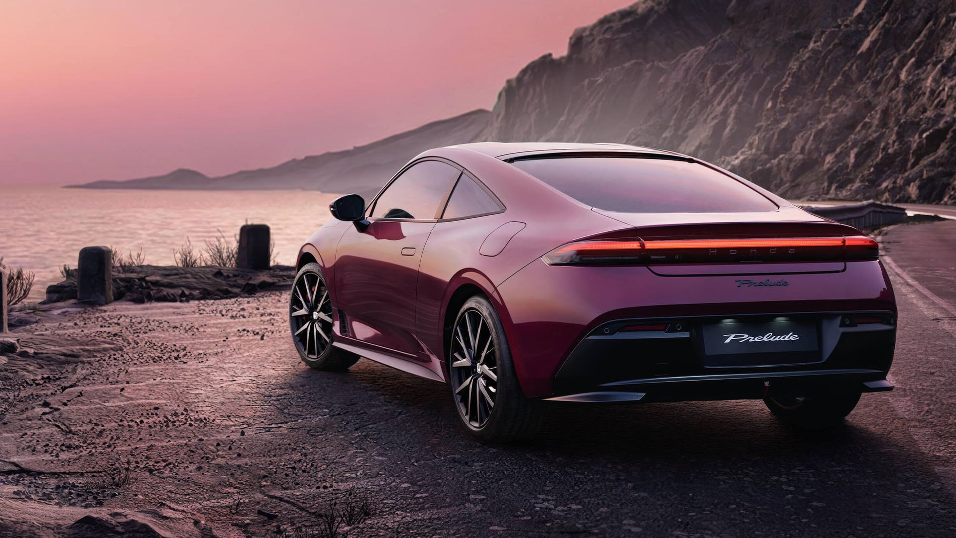 PRELUDE 2027 LIMITED EDITION snett bakifrån parkerad på kustväg med havet i bakgrunden.