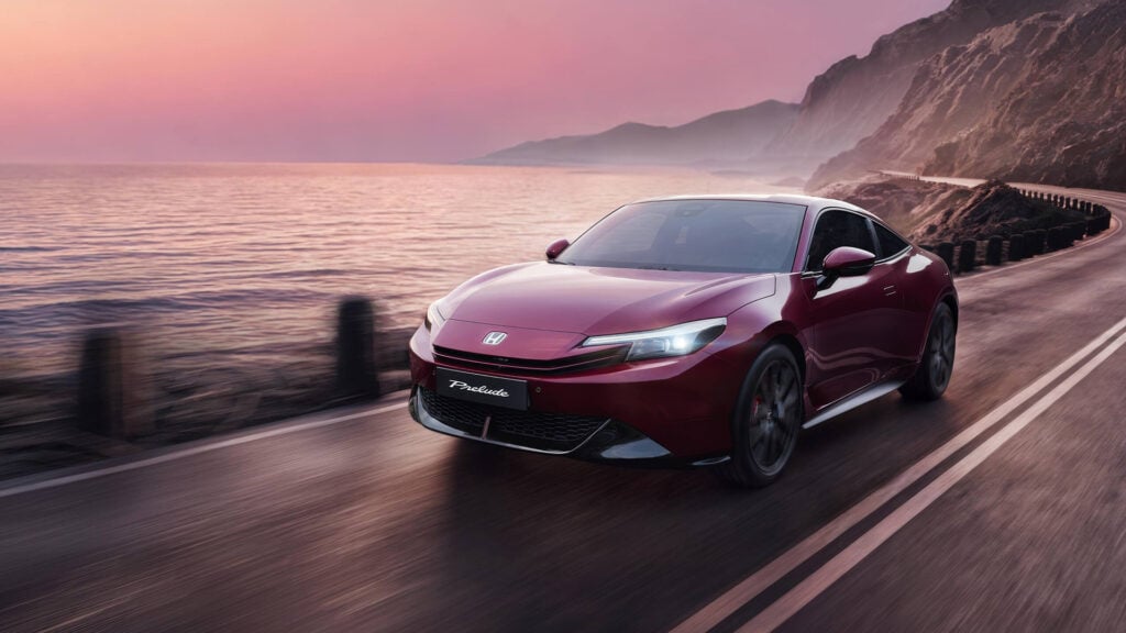 PRELUDE 2027 LIMITED EDITION snett framifrån på kustväg med havet i bakgrunden.