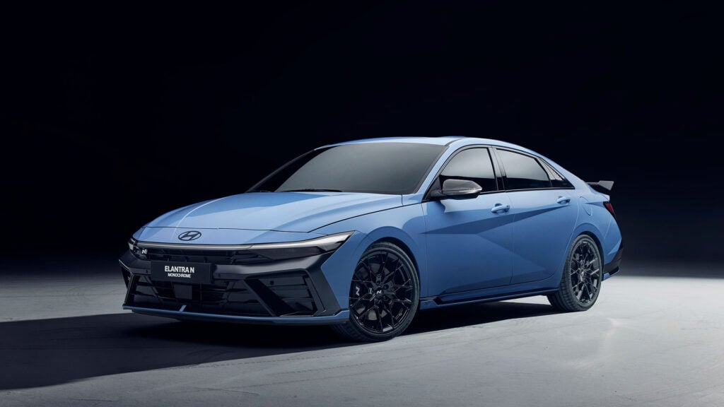 Blå Hyundai Elantra N Monochrome snett från i sidan i studiomiljö.