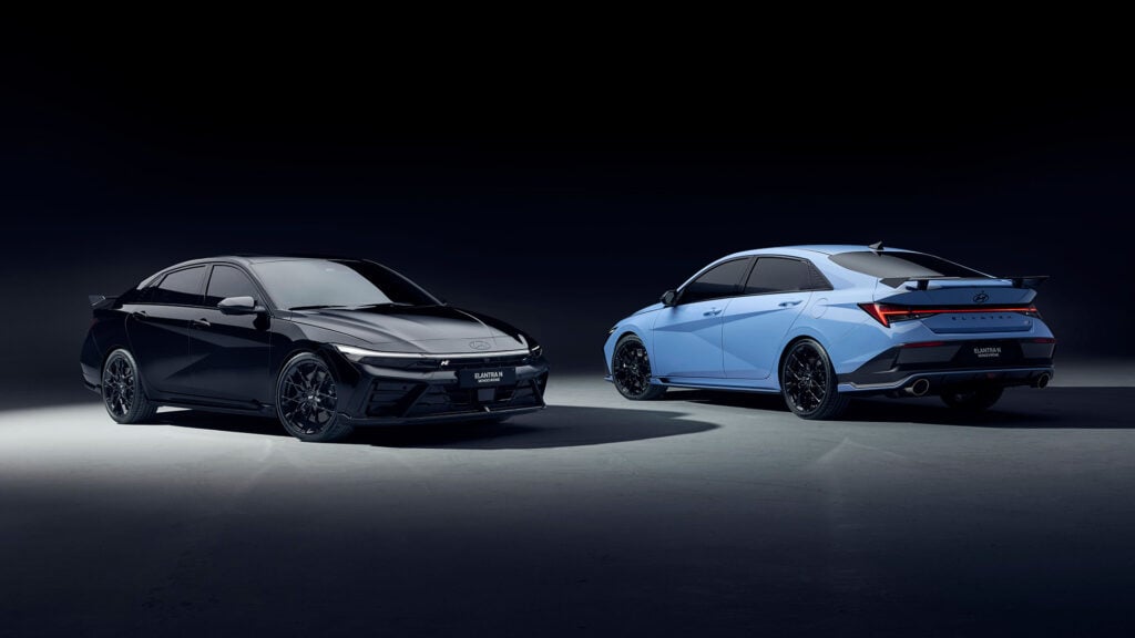 Svart och blå Hyundai Elantra N Monochrome i studiomiljö.