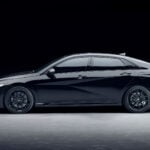 Svart Hyundai Elantra N Monochrome i profil i studiomiljö.