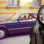 Julia Brzezińska inklippt framför en blå Mercedes-Benz 560 SEC.