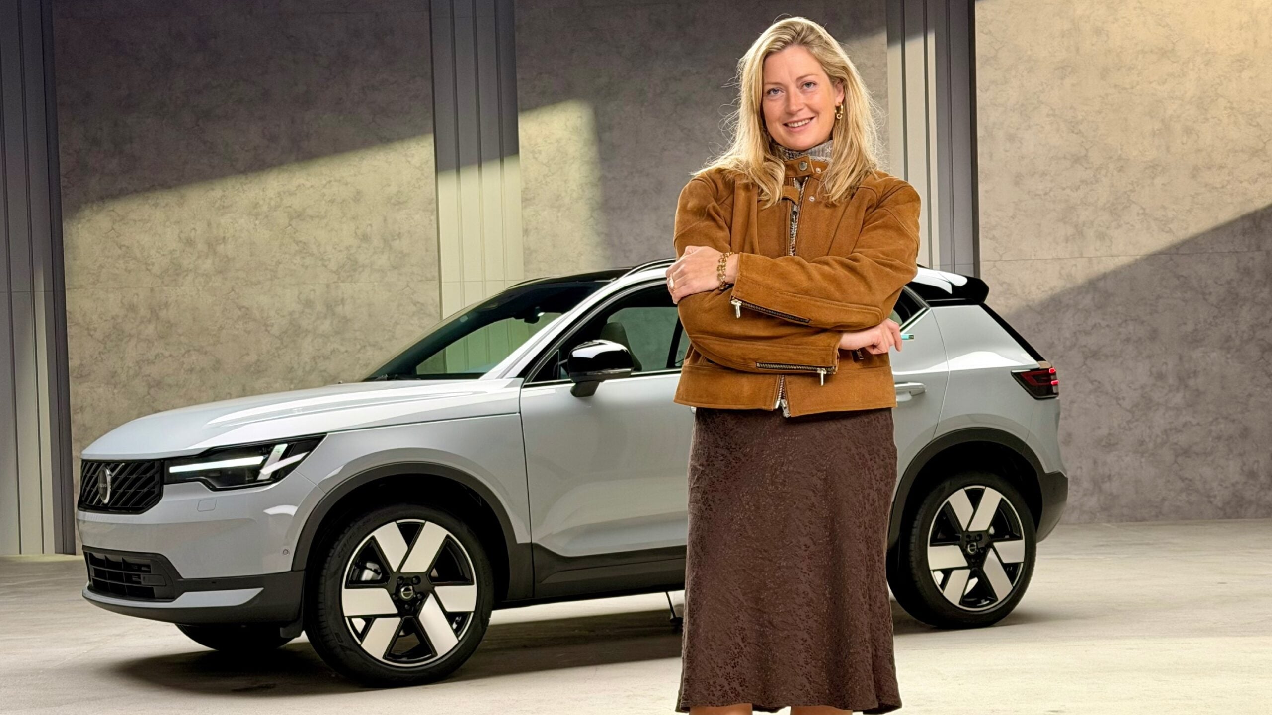Julia Brzezinska framför en Volvo
