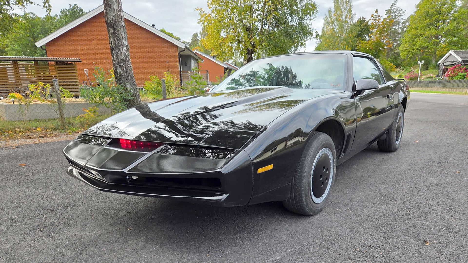 Svart Pontiac Trans Am Knight Rider-replika snett framifrån.