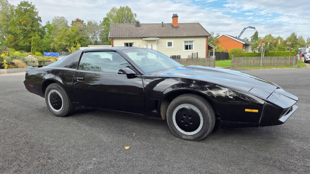 Svart Pontiac Trans Am Knight Rider-replika snett från sidan.