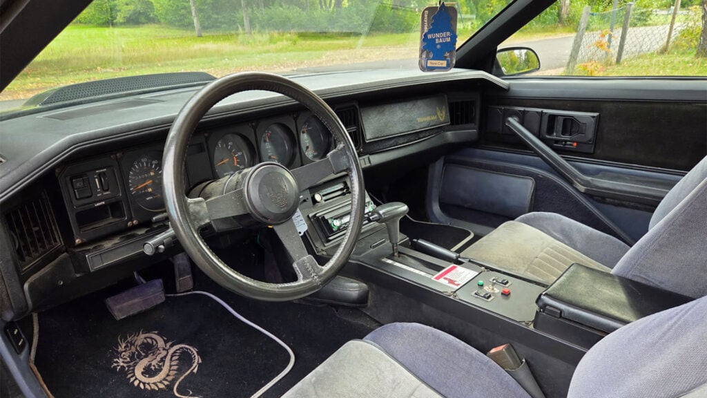 Interiöer Svart Pontiac Trans Am Knight Rider-replika.