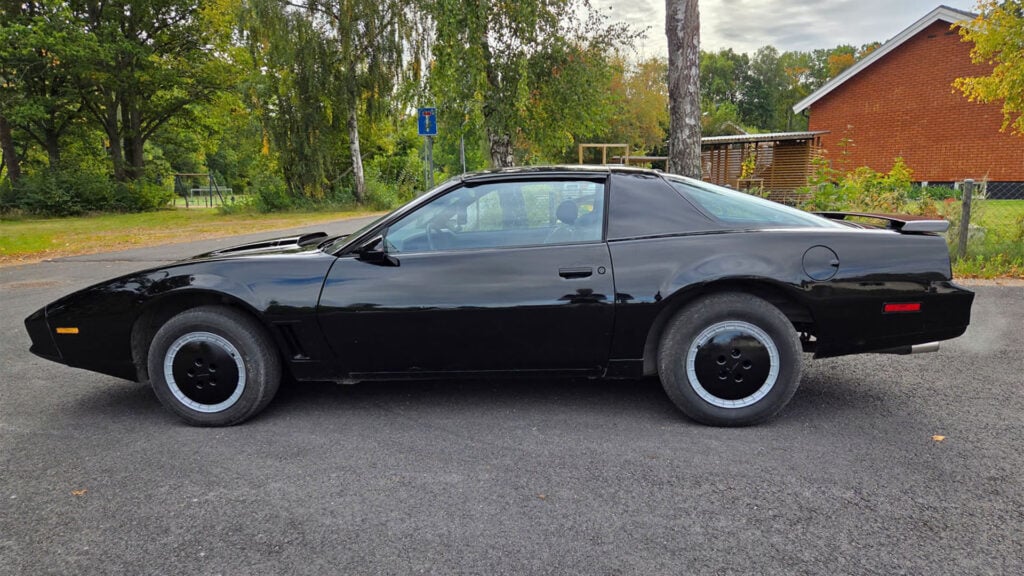 Svart Pontiac Trans Am Knight Rider-replika i profil.