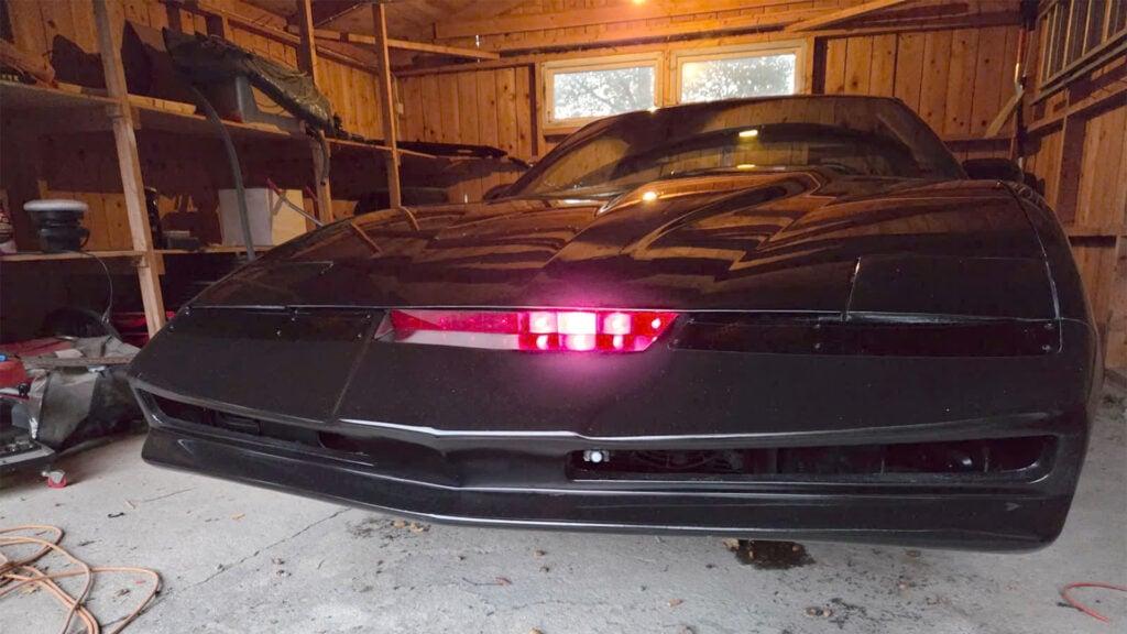 Svart Pontiac Trans Am Knight Rider-replika framifrån med fokus på de röda ljusdioderna.