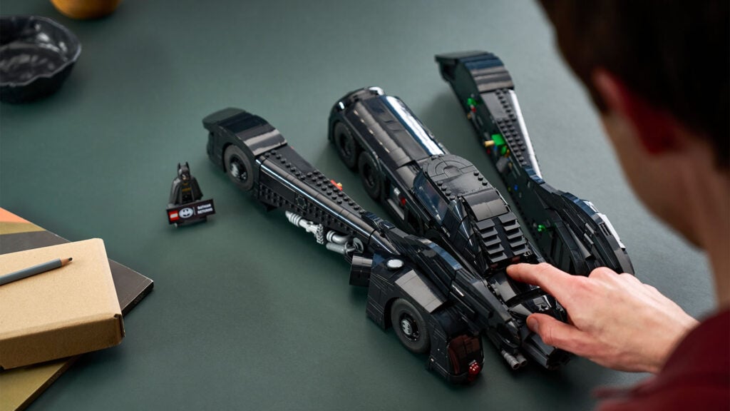 Legos officiella modell av Batmobilen från Batman Returns med utfällt Batmissile-fordon.