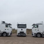 Arlas eldrivna Mercedes-Benz eActros-ellastbilar uppställda utomhus.