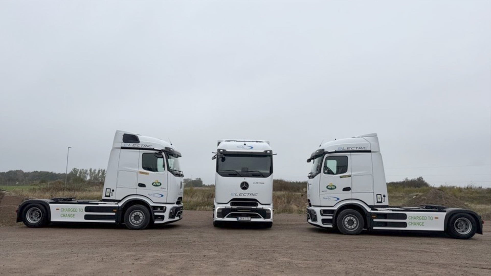 Arlas eldrivna Mercedes-Benz eActros-ellastbilar uppställda utomhus.