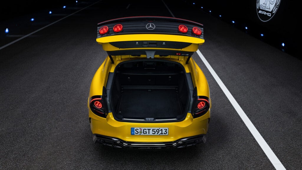 Öppen bagagelucka Mercedes-AMG GT SUV.