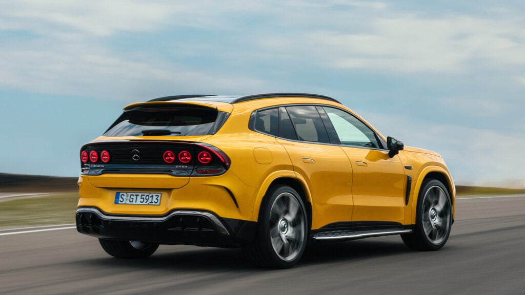 Gul Mercedes-AMG GT SUV snett bakifrån.