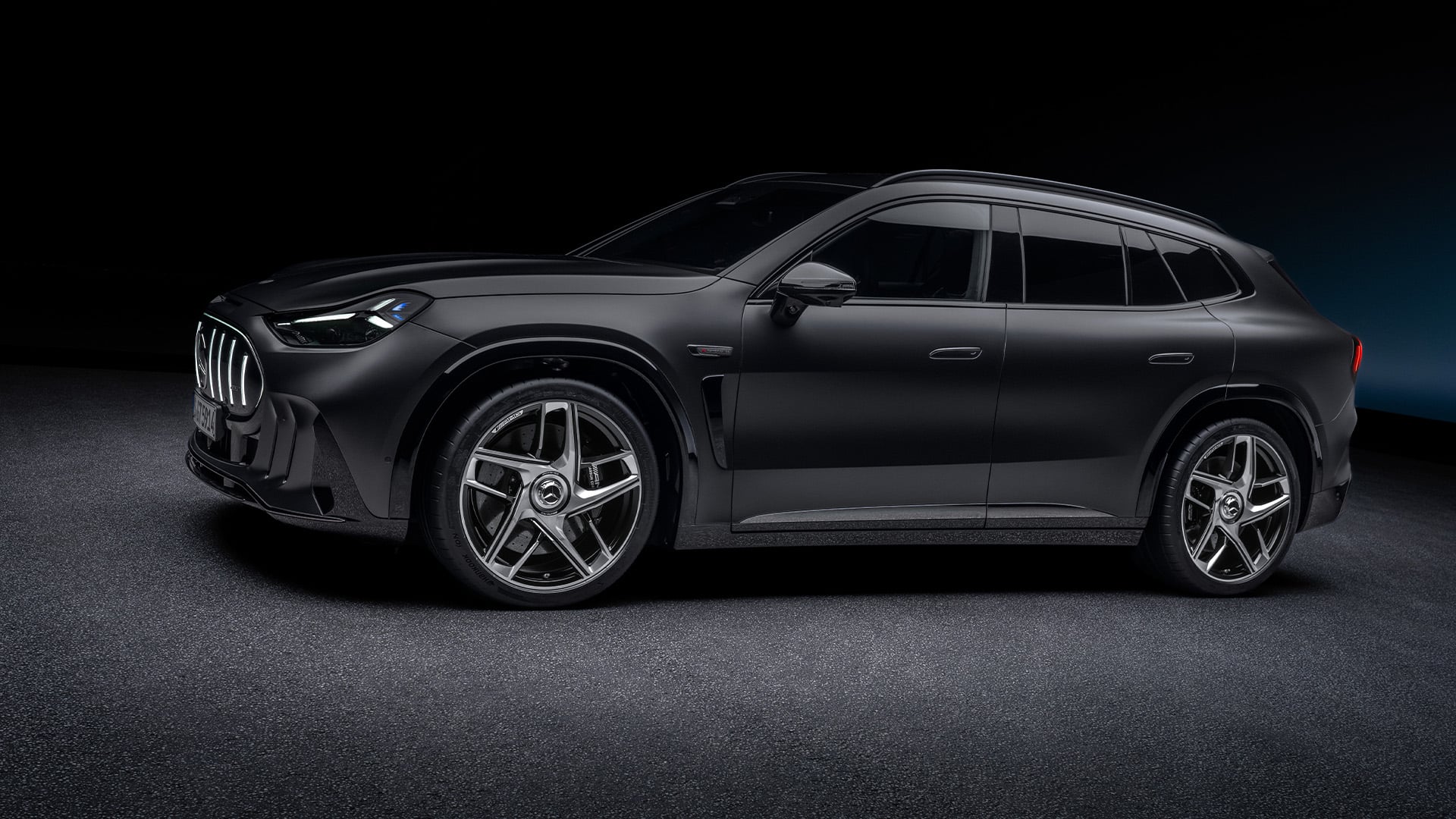 Svart Mercedes-AMG GT SUV profil i studio.