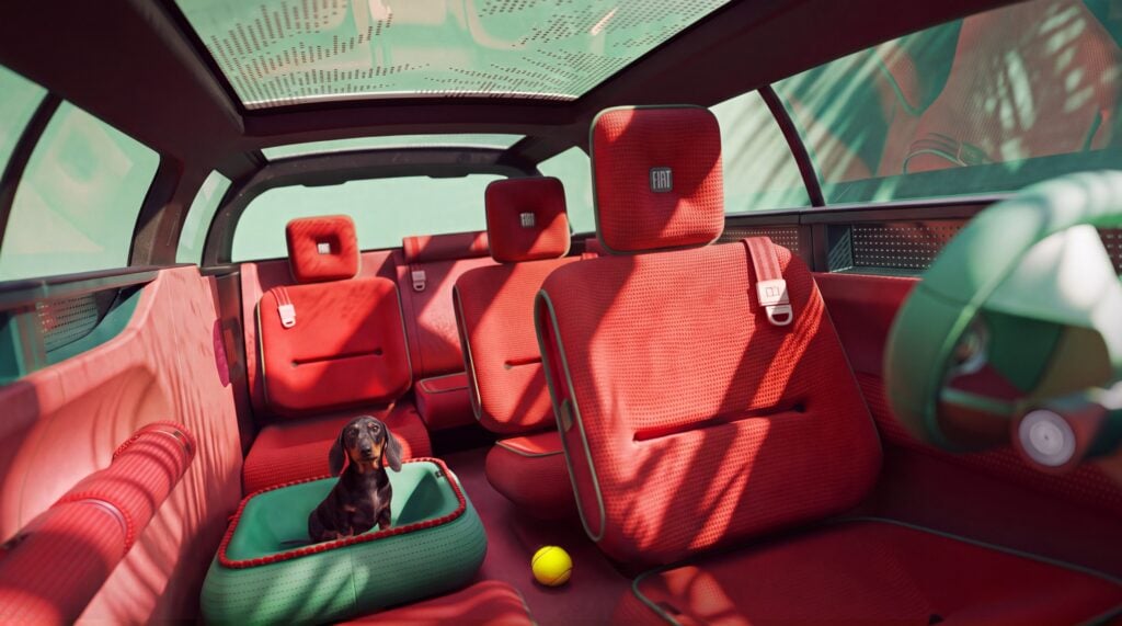 Fiat Multiplay med en hund på plats i det fällda sätet.