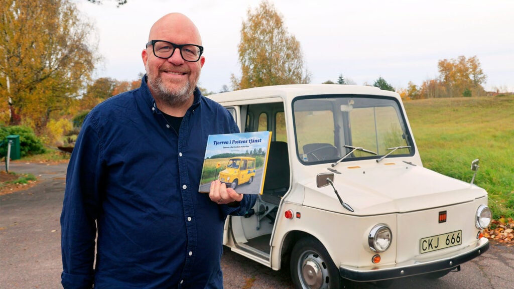 Fredrik Nyblad visar upp sin nya bok Tjorven i Postens tjänst och står framför en KVD 440.
