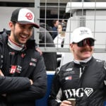 Esteban Ocon till vänster och Valtteri Bottas till höger skrattar tillsammans i F1-depån.