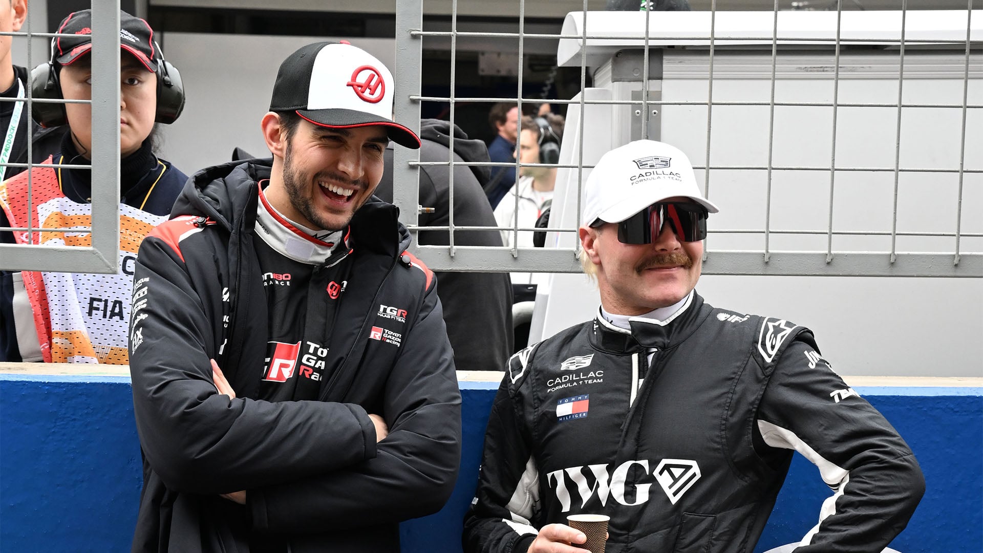 Esteban Ocon till vänster och Valtteri Bottas till höger skrattar tillsammans i F1-depån.