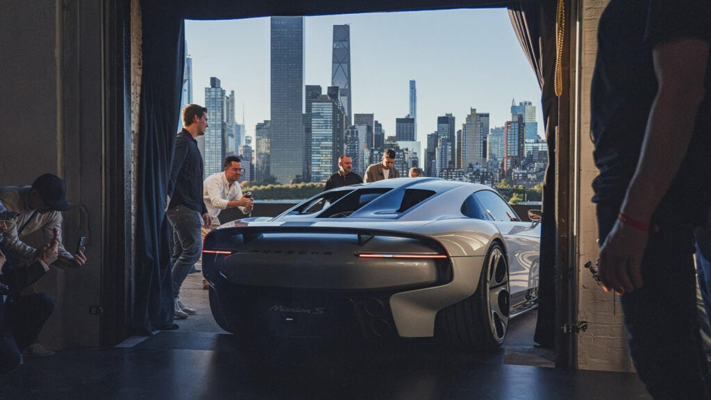 Porsche Mission S bakifrån på pressvisning.