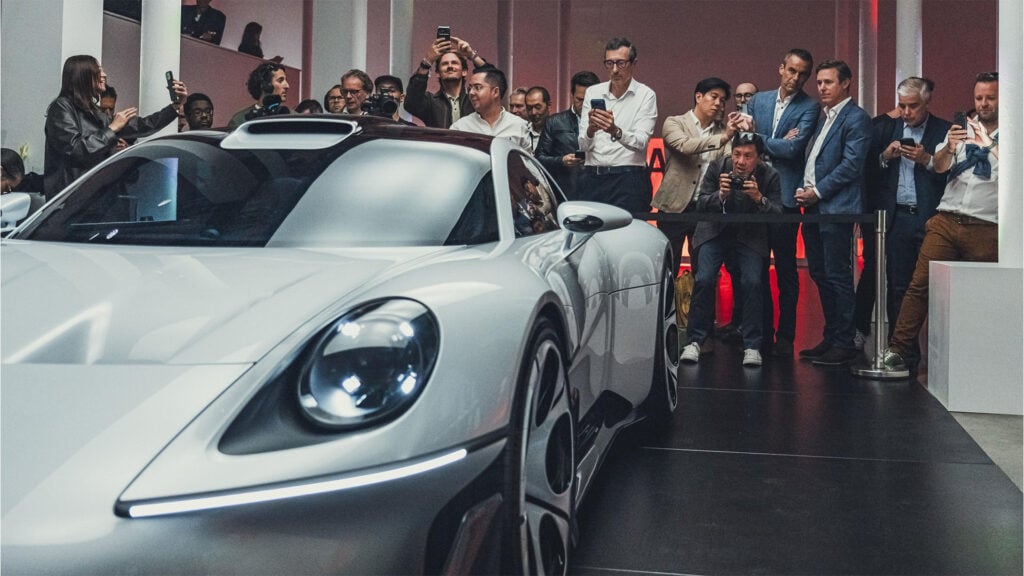 Närbild på Porsche Mission S med den samlade pressen i bakgrunden.