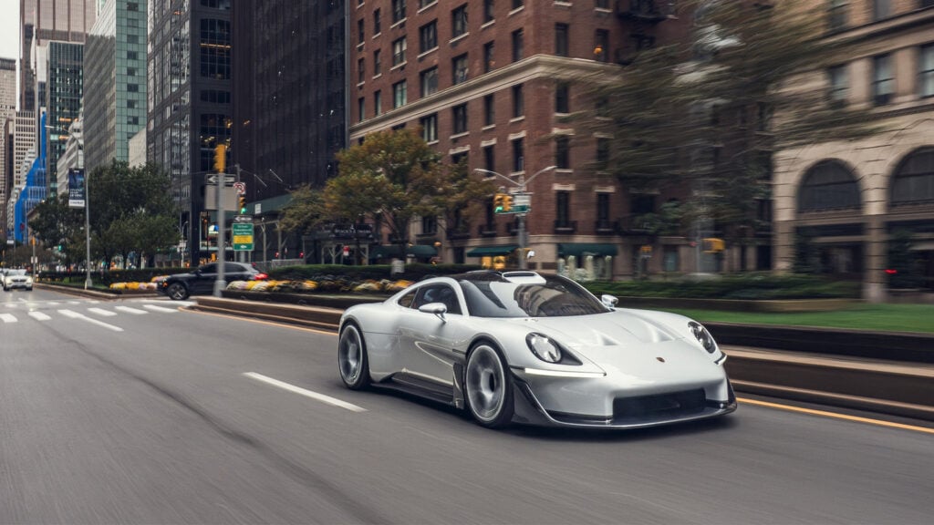 Porsche Mission S snett framifrån kör på New Yorks gator.
