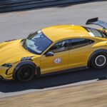 Gul Porsche Taycan Turbo GT med Manthey-kit på racingbana.